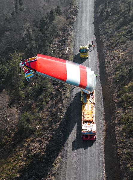  Durch das gezielte Anheben der Rotorblätter konnten Hindernisse wie Bäume überwunden werden. (Bild: TII-Group)