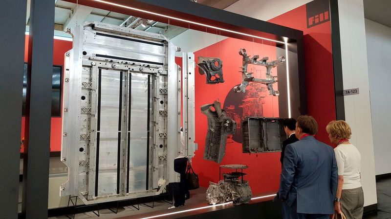 Der Maschinen- und Anlagenbauer Fill entwickelt Fertigugskonzepte für die E-Mobilität. Das Gießsystem Robocast V ermöglicht z.B. oxidarmes Aufnehmen, Manipulieren und Abdosieren von Aluminiumschmelze. Und intelligente Simulationsmodelle schaffen neue  Möglichkeiten in Bezug auf Bauteilentwicklung und Produktionsplanung.  (Bild: D.Quitter/VCG)