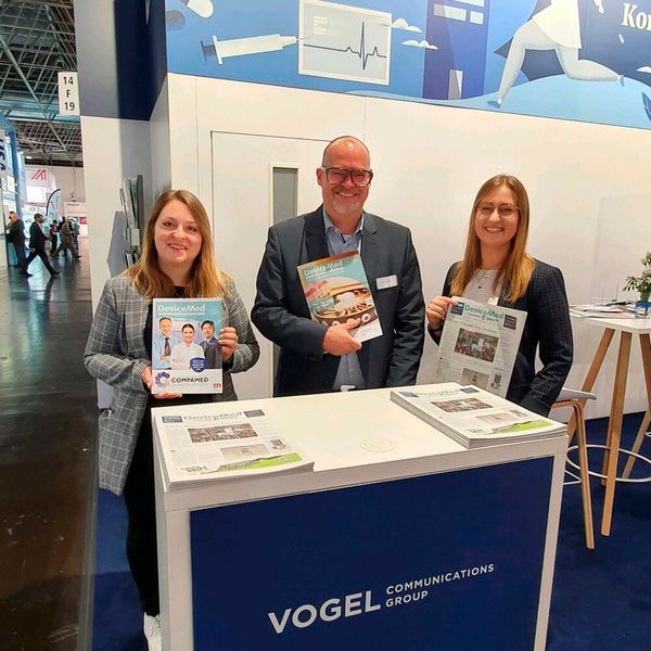 Natürlich war auch die Devicemed-Redaktion mit einem Stand vertreten: Kristin Breunig mit der Compamed Preview, Marc Platthaus mit der aktuellen Devicemed und Julia Engelke mit der Compamed daily (v. l. n. r). (Die Masken wurden nur für das Foto abgenommen.) (Vogel Communications Group)