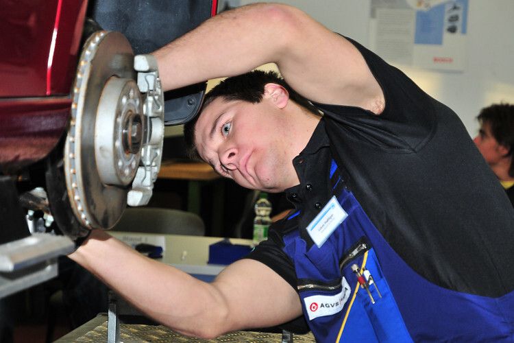 Lukas Hediger aus der Schweiz auf der Suche nach einem Fehler im Fahrwerk. Er wird das Schweizer Kfz-Gewerbe bei den World Skills vertreten. (Foto: Schmidt)