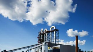 Outotec hat zusammen mit KIC Inno Energy und der Universität Stuttgart eine Pilotanlage eröffnet, welche Biomasse in saubere Energie umwandelt ohne dabei das Problem des Algenwachstums in Gewässern aus den Augen zu verlieren. (Bild: KIC Inno Energy)