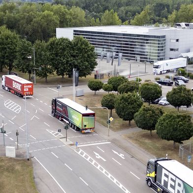Rund 80 batterieelektrische Lkw sind aktuell in der Logistik für vier deutsche Werke von Mercedes-Benz Trucks unterwegs. (Bild: Daimler Truck)