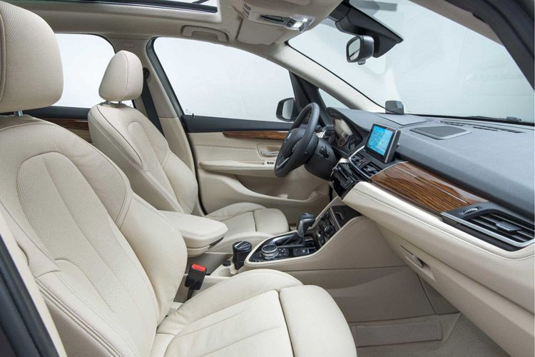 Er bietet einen bequemen Einstieg, eine hohe Sitzposition und reichlich Platz. (Foto: BMW)