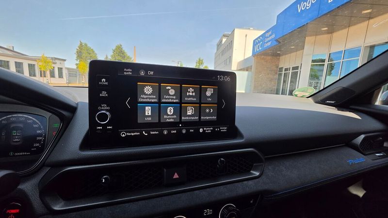 8. Das Infotainment-System: Größere Rätsel gibt die Bedienung nicht auf, gleichwohl mutet das aufgesetzte Infotainment-System im Honda Prelude in puncto Menüführung und Bedienung schon fast etwas Retro an. Besonders deutlich wird das, wenn man einen Radiosender sucht.  (Bild: Mauritz – VCG)