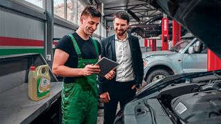 Viele Autofahrer wünschen sich in Sachen korrektes Motoröl mehr Beratung durch ihre Werkstatt, so das Ergebnis einer aktuellen Castrol-Umfrage (Bild: Castrol)