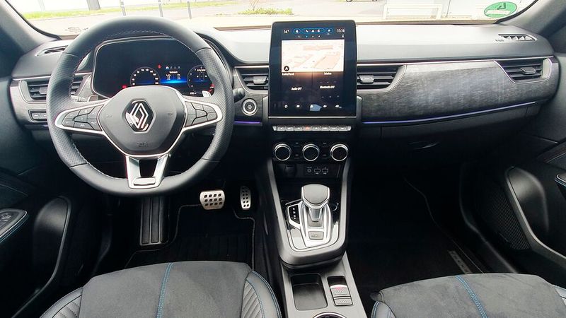 Mit seinem großen Bildschirm und den vielen Schaltern macht der Renault die Bedienung leicht.  (Bild: Mauritz – VCG)