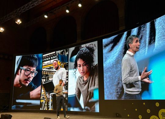 Auf der Autodesk DevCon 2026 gab Srinath Jonnalagadda, VP of Data, Einblicke in die nächste Entwicklungsstufe der KI-Transformation für Design- und Fertigungsprozesse.(Bild:  Autodesk)