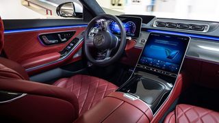 Fahrerlos zum Parkplatz: Die neue S-Klasse kann das am Stuttgarter Flughafen schon erledigen. (Mercedes-Benz)