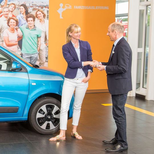 Bislang werden noch rund 70 Prozent aller Neuwagen im Autohaus gekauft.(Bild:  Renault)