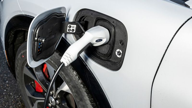 Zwei Akkugrößen sollen für 610 beziehungsweise 440 Kilometer Reichweite sorgen: ein 98,7 kWh. großer Akku und einer mit 75,7 kWh Kapazität. (Bild: Ford)