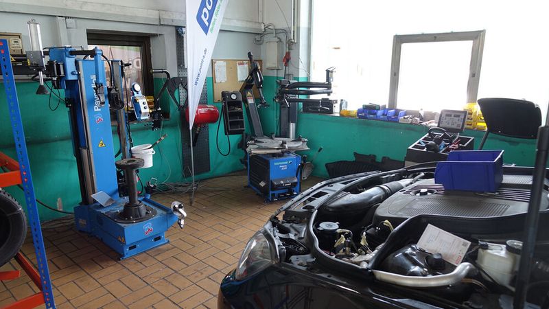 Hier werden Reifen montiert, ... (Bild: Schreiner/»kfz-betrieb«)