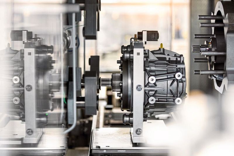 Special Machinery hat unter anderem eine Anlage zur Hochleistungs-End-of-Line-Prüfung für E-Achs-Getriebesysteme entwickelt. (Bild: Schaeffler/Dominik Obertreis)