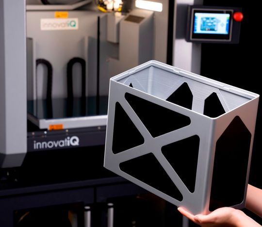Für die Herstellung von Bauteilen mittels FDM-Verfahren steht im Additive Center in Orrigio dann ein Innovati-Q-TiQ 5-Drucker zur Verfügung.(Bild:  Innovati-Q)