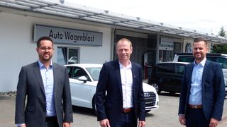 An der Spitze von Bierschneider steht Inhaber Michael Fleischmann (Mitte). Hier im Bild vor der Niederlassung Aalen mit den Geschäftsführern Daniel Barban (li.) und Timo Mages. Zum Vergrößern bitte anklicken. (Bild: Wom)