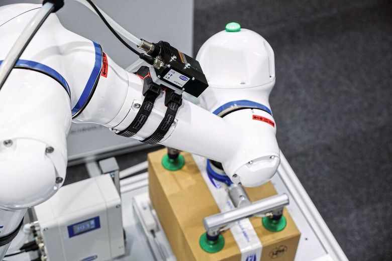 Ein maximaler Durchsatz bei Pick-and-Place-Anwendungen erfordert ein leistungsfähiges Greifkonzept. Die Voraussetzung dafür sind kurze Evakuierungs- und Belüftungszeiten. Hier kommen die direktbetätigten 3/2-Wegeventile LQEc/LQEi mit integriertem Vakuum-Schalter von Schmalz ins Spiel. Sie ermöglichen in Systemen mit zentraler Vakuum-Erzeugung die Überwachung und Steuerung des Prozesses dezentral direkt am Greifer. Durch den Aufbau als bistabiles Ventil mit Endlagenfixierung und die zusätzliche Rückschlagklappe wird das Vakuum gehalten und die Prozesssicherheit ist auch bei einem Energieausfall gewährleistet.
Mit einem maximalen Durchfluss von 268 Liter pro Minute lassen sich die Kompaktventile entweder einzeln oder zusammen für den Aufbau mehrerer Vakuum-Kreise einsetzen. In Kombination mit elektrischen Vakuum-Erzeugern wie der Compact-Pump-GCPi können Betreiber vollelektrische Systeme aufbauen. Die effektive atmosphärische Belüftung erlaubt es, auch beim Ablegen der Werkstücke vollständig auf Druckluft zu verzichten. Anschluss und Inbetriebnahme sind rasch erledigt, da Ventil und Schalter in das Gehäuse integriert sind.  (Bild: Schmalz)