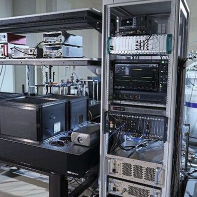 Prototyp des Diamant-Spin-Quantencomputers: Nutzende können ihn auch ohne zusätzliche Spezialkenntnisse mithilfe der Fujitsu Hybrid Quantum Computing Platform einsetzen. (Bild: Fujitsu)