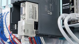 Alt- und Bestandsanlagen netzwerkfähig machen: Der Netzwerkanschluss Netlink Pro Compact lässt sich einfach auf die CPU aufstecken. Ein Umbau der Steuerung ist nicht erforderlich. (Helmholz)