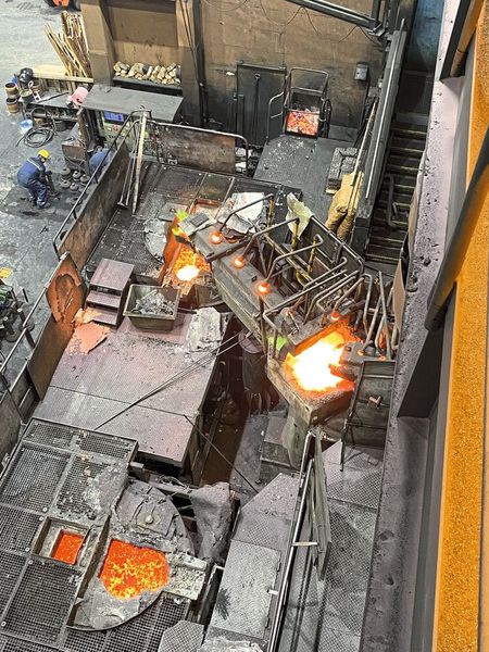 Ein Radarsensor überwacht die gleichmäßige Aufgabe der Schrottpakete im Verbrennungsraum.  (Bild: Vega)