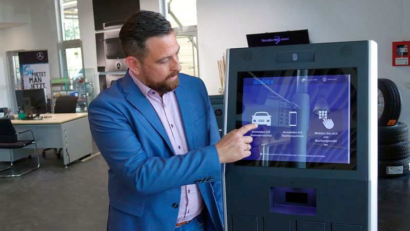 Für die 24-Stunden-Fahrzeugabgabe nutzt Senger ein Terminal von Aubex, das hier Aubex-Geschäftsführer Sven Fillinger erläutert. (Bild: Rosenow/»kfz-betrieb«)