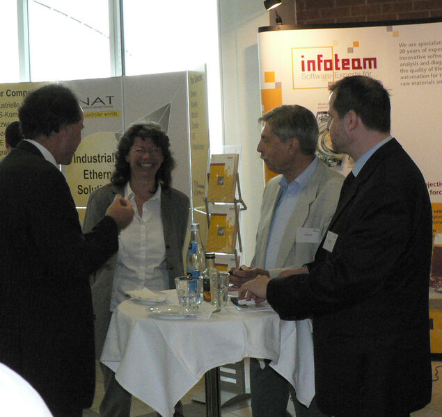 Im Gespräch mit Infoteam: Karl-Heinz John (ganz links) und Andreas Turk (ganz rechts) (Archiv: Vogel Business Media)