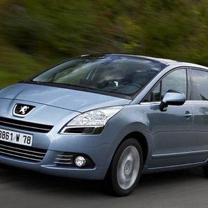 Der Peugeot 5008 ist in drei Ausstattungsstufen Tendance, Premium und Platinum wahlweise mit zwei Benzin- und zwei Dieselmotoren mit einem Leistungsangebot von 80 kW/120 PS bis 115 kW/156 PS erhältlich.