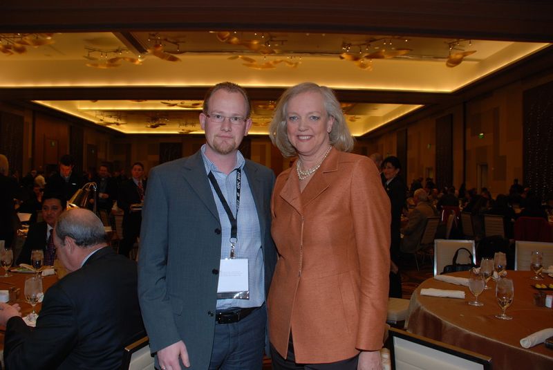 Und für Fototermine mit deutschen Resellern, wie mit Thomas Honemeyer (Vorstand InSys AG), sogar vom Essen aufsteht. (Archiv: Vogel Business Media)