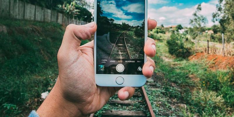 „Insbesondere auf Reisen im Ausland ist zu berücksichtigen, dass die Daten mobiler Endgeräte über Netze Dritter gesendet werden, bei denen keinerlei Aussage über das Sicherheitsniveau der Anbieter getroffen werden kann.“(Bild:   / CC0)