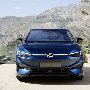 Aerodynamik und ein neuer E-Motor sorgen laut Volkswagen für den effizienten Umgang mit Energie. Der cW-Wert liegt bei 0,23, die Stirnfläche bei 2,45 Quadratmeter. Die geschlossene Front startet sehr tief, steigt nur langsam an. Der Winkel der Frontscheibe fällt flach aus.(Bild:  VW)
