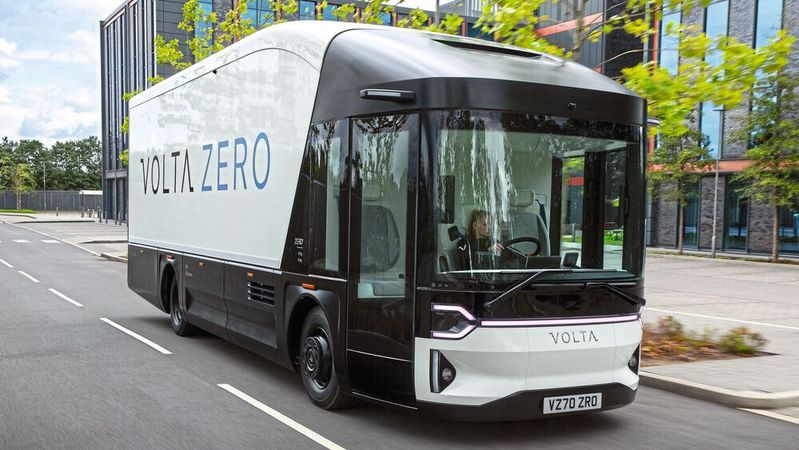 Von der Computeranimation zur Realität: Das schwedische Start-up Volta Trucks hat den Prototypen seines batterieelektrischen Lkw „Volta Zero“ in Betrieb genommen.(Bild:  Volta Trucks)