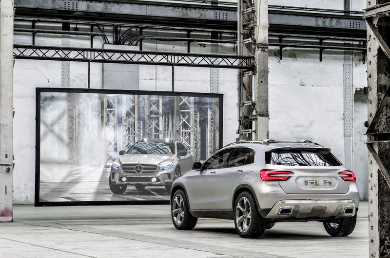 Die Laser-Scheinwerfer können auch einen Film an die Wand projizieren (Mercedes-Benz)