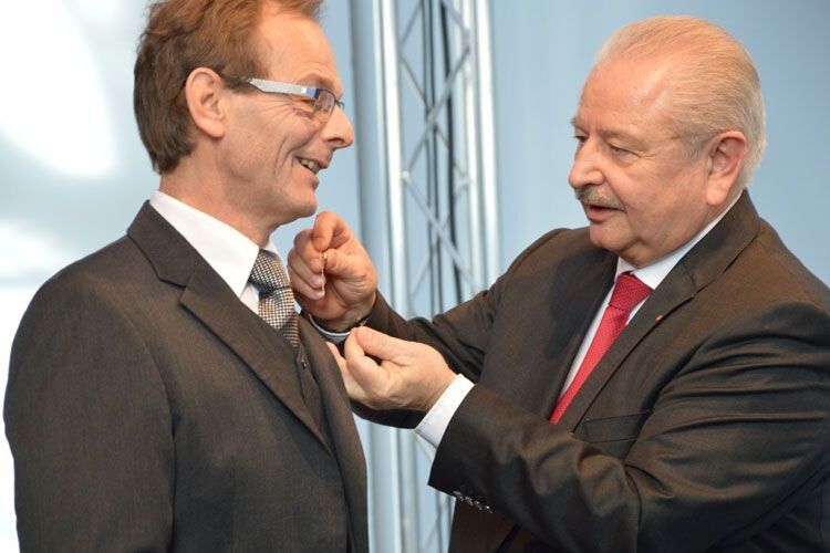 …und verlieh ihm die Goldene Ehrennadel des Dachverbands. (Foto: Achter)