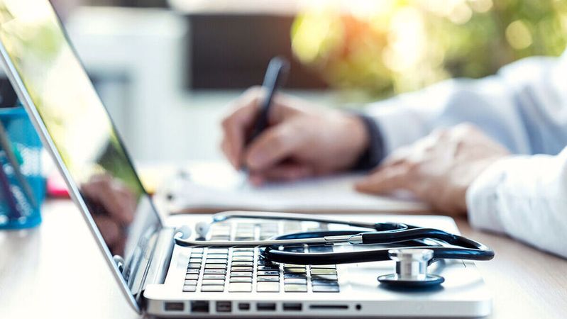 Im Gesundheitswesen ist Dokumentation unabdingbar; doch erst das Wie entscheidet bei dieser Pflicht über Be- oder Entlastung.(Bild: ©  nenetus - stock.adobe.com)