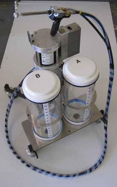 Die Sprühmaschine Silcon III Silikonsprühmaschine erleichtert das Auftragen des Silikons bei der Haubenherstellerung. Sie verfügt über zwei getrennte Gefäße für die einzelnen Silikonkomponenten und einen Zwangsmischer. Eine kleine Sprühpistole vereinfacht die Handhabung. (Bild: Kaupo)