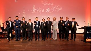 Bei der beliebten „Taiwan Night“ am 8. Oktober. Von links: Florian Mikulasch (VDMA), Ryan Hsiao (TAMI), Mei-Shun Lo (Taipei Representative Deutschland), Bush Hsieh (TAMI), Dr. Klement Ruey-sheng (Taipei Representative Deutschland), Simon Wang (TAITRA), David Chuang (TAMI), Petra Cullmann (Messe Düsseldorf), Michael Wang (TAMI), Eric Wei (TAMI), Chuang-Teng Liao (China Airlines).  (Bild: TAITRA)
