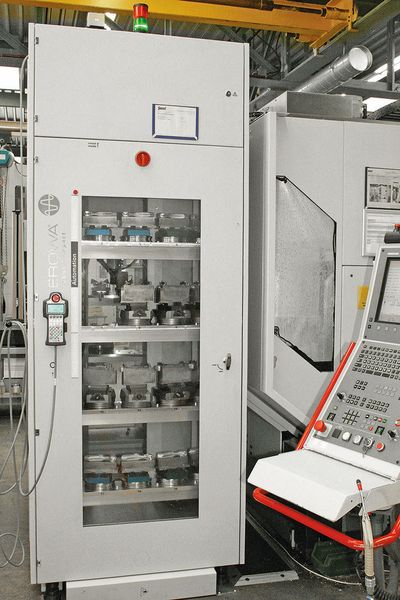 Der «Erowa Robot Compact» in Arbeitsposition vor dem Hermle-BAZ. (Erowa)