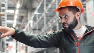 Im logistischen Alltag gibt es immer wieder Probleme, wenn die Haftungsregelung im Kontraktlogistikvertrag nicht eindeutig formuliert ist. (©malkovkosta - stock.adobe.com)