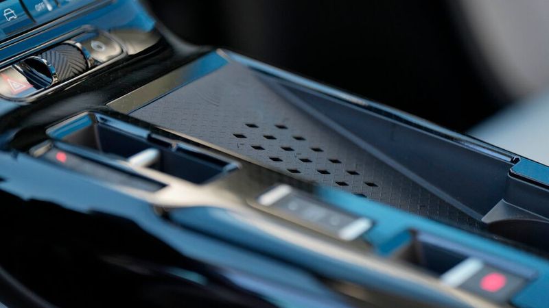 In der Mittelkonsole bietet der C5 eine Ladeschale für das Smartphone. (Bild: Stellantis/Citroen)
