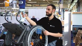 Selbst 40 Kilogramm schwere Rollstühle bewegen Mitarbeitende dank „JumboFlex Generation 2“ mühelos. (Bild: J. Schmalz)