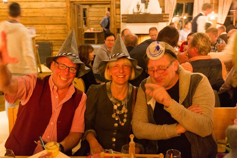 Eine lustige Runde – Lothar Schumann (Konftel), Silvia und Holger Winde (Holger Winde Fernmeldeaufbau) (Komsa)