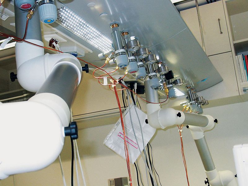 Abb.3. Der Medienflügel  versorgt die Labors  mit Gas, Strom, Datenübermittlung  und  Quellenabsaugung  von oben. (Archiv: Vogel Business Media)