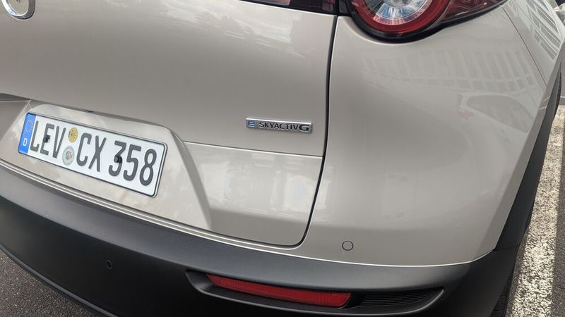 8. Der Antrieb: Im neuen Modelljahr hat Mazda den Hubraum auf knapp 2,5 Liter vergrößert und verzichtet weiterhin auf den Turbo. Die Leistung des „E-Skyactiv G“ genannten 4-Zylinder-Saugers beträgt 103 kW/140 PS. Er kommt mit einem 24-V-Mildhybridsystem. Zwei der vier Zylinder schalten ab, wenn das Gas nur wenig betätigt wird, was den Verbrauch senken soll. Wer Allrad möchte, muss auf die zweite Antriebsoption zurückgreifen, einen Zwei-Liter-Benziner mit 137 kW/186 PS. Käuferinnen und Käufer haben zudem stets die Wahl zwischen einem 6-Gang-Schalt- oder -Automatikgetriebe. (Bild: Simon – VCG)