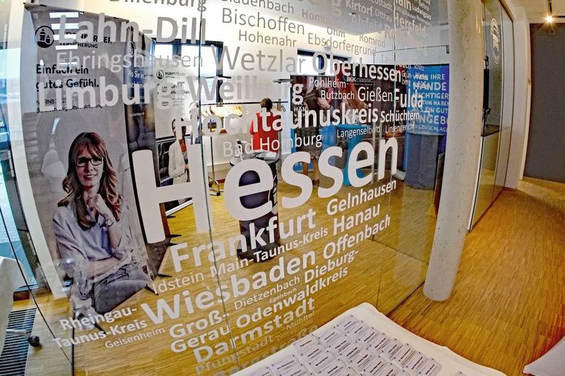 Alle Regionen des Hessischen Kfz-Gewerbes sind an der Glaswand des neuen Verbandsgebäudes verewigt. (Zietz/»kfz-betrieb«)