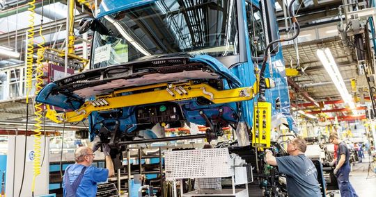 Auch Daimler Truck (hier ein Blick in die Montage in Wörth) muss sparen! Dabei werden auch Stellen wegfallen, wenn auch möglichst sozialverträglich. Immerhin wird es laut Aussage der Entscheider in den nächsten 10 Jahren keine betriebsbedingten Kündigungen geben ...(Bild:  Daimler Truck)