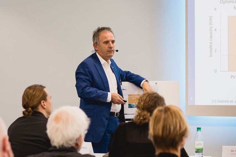 7 Wasserstoff-Wirtschaft transparent gemacht: Dr. Ralph-Uwe Dietrich Dietrich vom Deutschen Zentrum für Luft- und Raumfahrt entschlüsselt die Kosten der Energiewende. Der Thermodynamik-Spezialist liefert belastbare Zahlen für Wasserstoffderivate und Importoptionen. (Bild: Stefan Bausewein)