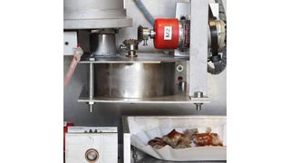 Alles automatisch: Die Wurstmaschine CurryMax macht aus einfachen Bratwürsten leckere Currywürste – fix und fertig zum Servieren. (Bild: Siemens)