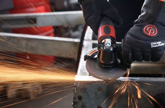 Winkelschleifer sollten möglichst wenig vibrieren. Bei der Auswahl dieser Werkzeuge sollte darauf geachtet werden, dass ein Autobalancer und ein vibrationsdämpfender zweiter Handgriff vorhanden sind. Ein Autobalancer ist ein auf der Antriebswelle der Schleifmaschine sitzender automatischer Unwuchtausgleicher. Werkzeuge mit diesem Konstruktionsmerkmal vibrieren deutlich weniger und können zum Teil dreimal so lange benutzt werden wie solche ohne Autobalancer, ehe der Auslöse- oder der Grenzwert für die tägliche Einsatzzeit erreicht wird. Winkelschleifer sollten möglichst wenig vibrieren. Bei der Auswahl dieser Werkzeuge sollte darauf geachtet werden, dass ein Autobalancer und ein vibrationsdämpfender zweiter Handgriff vorhanden sind. Ein Autobalancer ist ein auf der Antriebswelle der Schleifmaschine sitzender automatischer Unwuchtausgleicher. Werkzeuge mit diesem Konstruktionsmerkmal vibrieren deutlich weniger und können zum Teil dreimal so lange benutzt werden wie solche ohne Autobalancer, ehe der Auslöse- oder der Grenzwert für die tägliche Einsatzzeit erreicht wird.