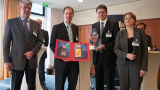 Den 3. Preis in der Rubrik Test & Measurement nahmen André Overländer, Product Manager T&M (2.v.l.) und Jörg Knobloch, Sales Manager (3.v.l.) von Multi-Contact entgegen  (Bild: Multi-Contact)