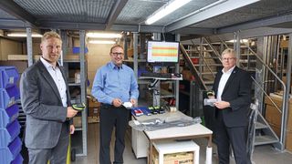 AHG-Spartenleiter Peter Bucher (links) mit Teilevertriebsleiter Timo Heinzelmann (Mitte) und Ingo Ellguth von Atbas: „Das System ist wirklich super!“ (Bild: Rosenow/»kfz-betrieb«)