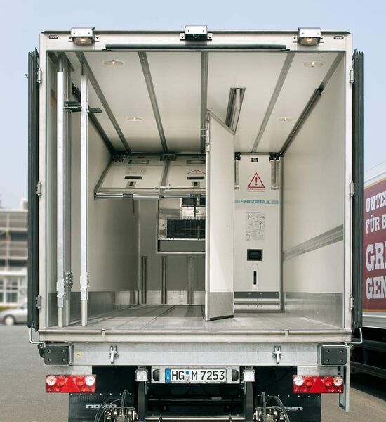 Die Distributionsfahrzeuge von Meyer Logistik sind mit drei Temperaturkammern (für Tiefkühl, Frische und Trockenware) ausgerüstet.Bilder: Meyer QSL (Archiv: Vogel Business Media)
