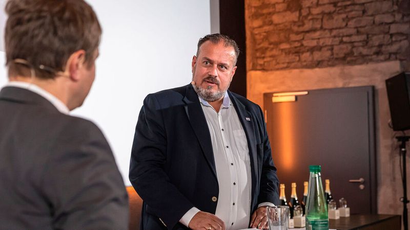 ... und Matthias Gleichmann von TÜV Nord Mobilität die Gewinnerbetriebe und ihre digitalen Leuchtturmprojekte vor. (Bild: Stefan Bausewein)